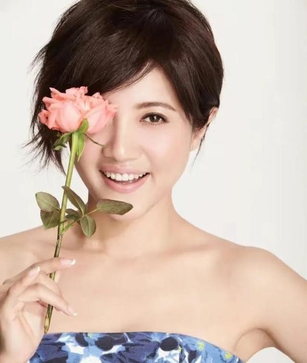 华夏国际 她拿八项大奖却拒上综艺，和李乃文传绯闻，52岁为何独身？